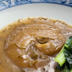 フカヒレの姿煮込み めかぶあんかけ