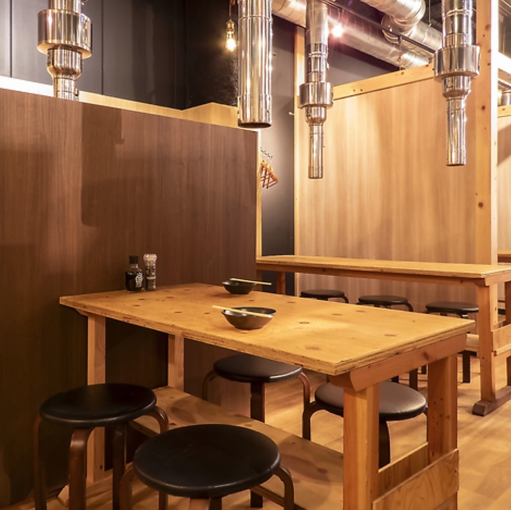 テーブル席！店内には、使い勝手の良い4名様用のテーブル席を6卓ご用意しております。