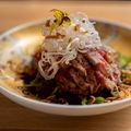 料理メニュー写真&nbsp;(2)香りで食わせる、ブラウンらしさ。【和牛のたたき】～青椒肉絲っぽく～