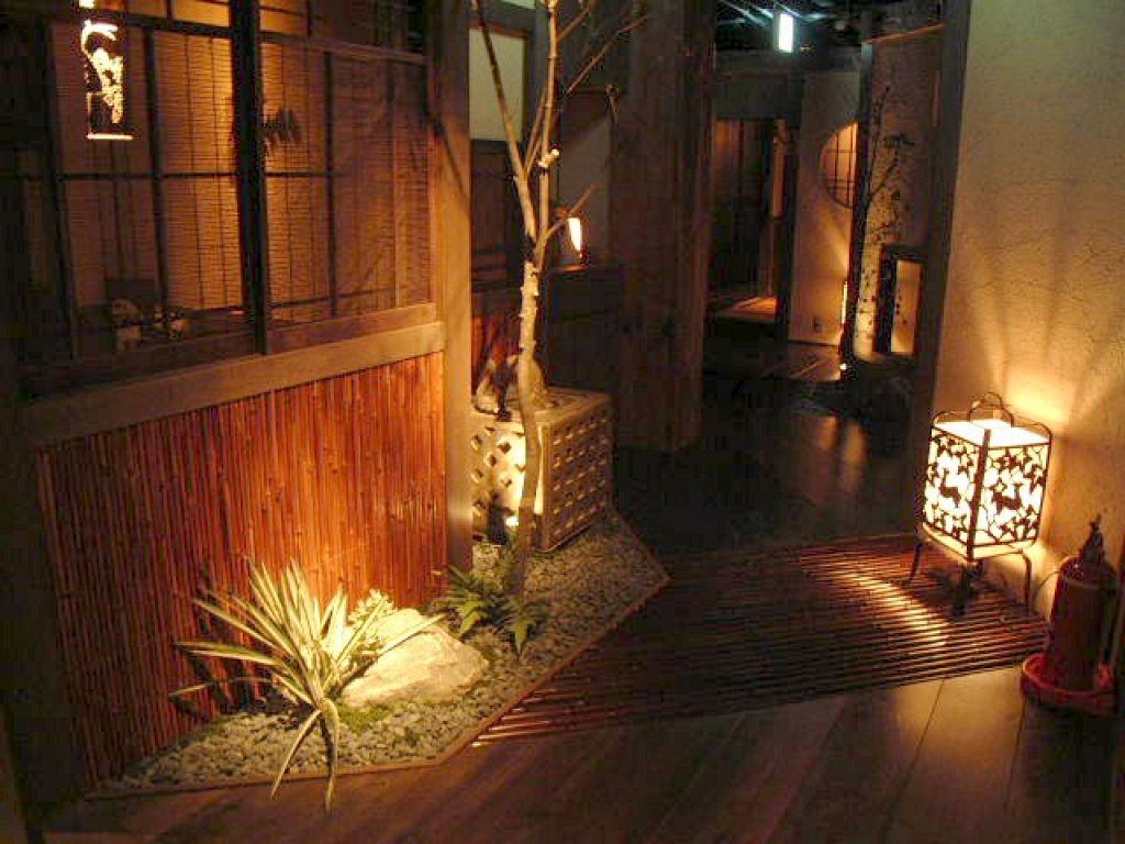 入り口を入ると幻想的な雰囲気の店内がお客様をお出迎え…