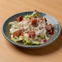 炉端炙りベーコンのせシーザーサラダ