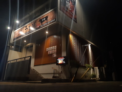 ゆったりと座れるテーブル席は、友人との食事や少人数の飲み会におすすめ。料理を囲みながらゆっくりと会話を楽しめます。