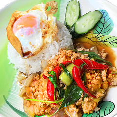 パッガパオ・ラートカーオ（バジルチリ炒めのっけご飯） ガイ（鶏）
