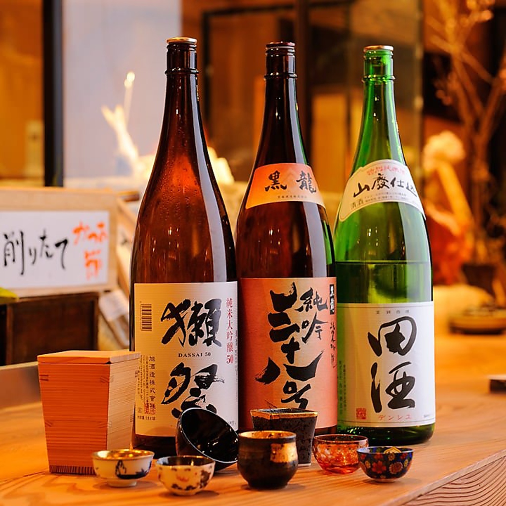 当店の日本酒は、米・米麹・水だけで作った『純米酒』のみを抜粋して揃えております。