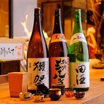 当店の日本酒は、米・米麹・水だけで作った『純米酒』のみを抜粋して揃えております。