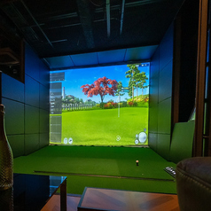 【最新ゴルフマシン導入のゴルフ個室席】当店では最新のシミュレーションゴルフ【Joy Golf Smart+】を導入しております。ハイスピードカメラでシャフトのしなりまで忠実に再現！世界各国のゴルフ場でのプレーをお楽しみいただけます♪完全個室になっておりますので、ご友人・カップルでお気軽にお酒片手に楽しもう！
