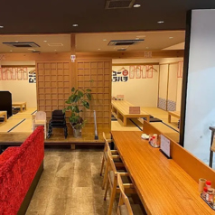 静かなカウンター席をご用意しました！お一人様や少人数でのご利用に最適で、ゆったりとした時間をお過ごしください。