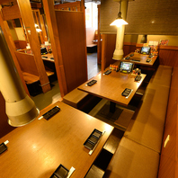 トークやお箸もすすむ、明るい店内♪