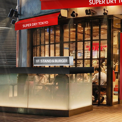 広々テラス席で、つい長居したくなる座り心地の良さ♪気持ちのいい日は是非外のテラス席でお食事をどうぞ♪シンプルで開放的な空間が心地よい。大人がくつろげる場所。夜のぐっと照明が落とされ、落ち着いた雰囲気に。お酒を片手に友人や恋人などと語らいの場として。