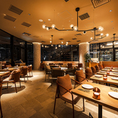 大きな窓が開放感を演出し、夜は温かなライティングがムーディーな彩りを添えます。大人の隠れ家のような落ち着きが共存する贅沢な佇まい。一歩足を踏み入れれば、都会の喧騒を忘れるような上質な時間が流れます。