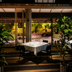 美しく手入れされた日本庭園を望む店内は、昼と夜で異なる表情を見せる特別な空間。ライトアップされた庭園が織りなす幻想的な景色を眺めながら、旬の食材を活かした本格フレンチをご堪能いただけます。記念日やご接待、ご夫婦でのお食事にもふさわしい、上質で落ち着いたひとときを演出します。