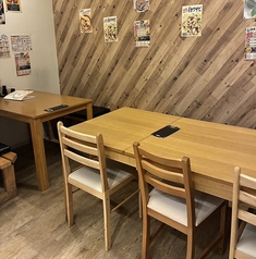 【2階/喫煙可】テーブル席もご用意しております。