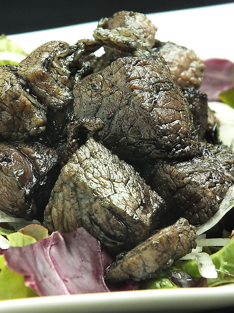 炭の香りをつけて焼き上げた『ひこま豚の黒焼き』森町ブランド豚のひこま豚を使用！！