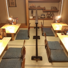 落ち着いた雰囲気の座敷席は、グループでの食事や宴会にぴったり。ゆっくり食事とお酒を楽しめます。