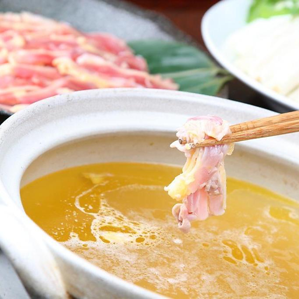 鶏しゃぶは生で食せるほど新鮮な鶏を特製ダシにサッと通して頂く逸品。さっぱりとしていて女性にも◎