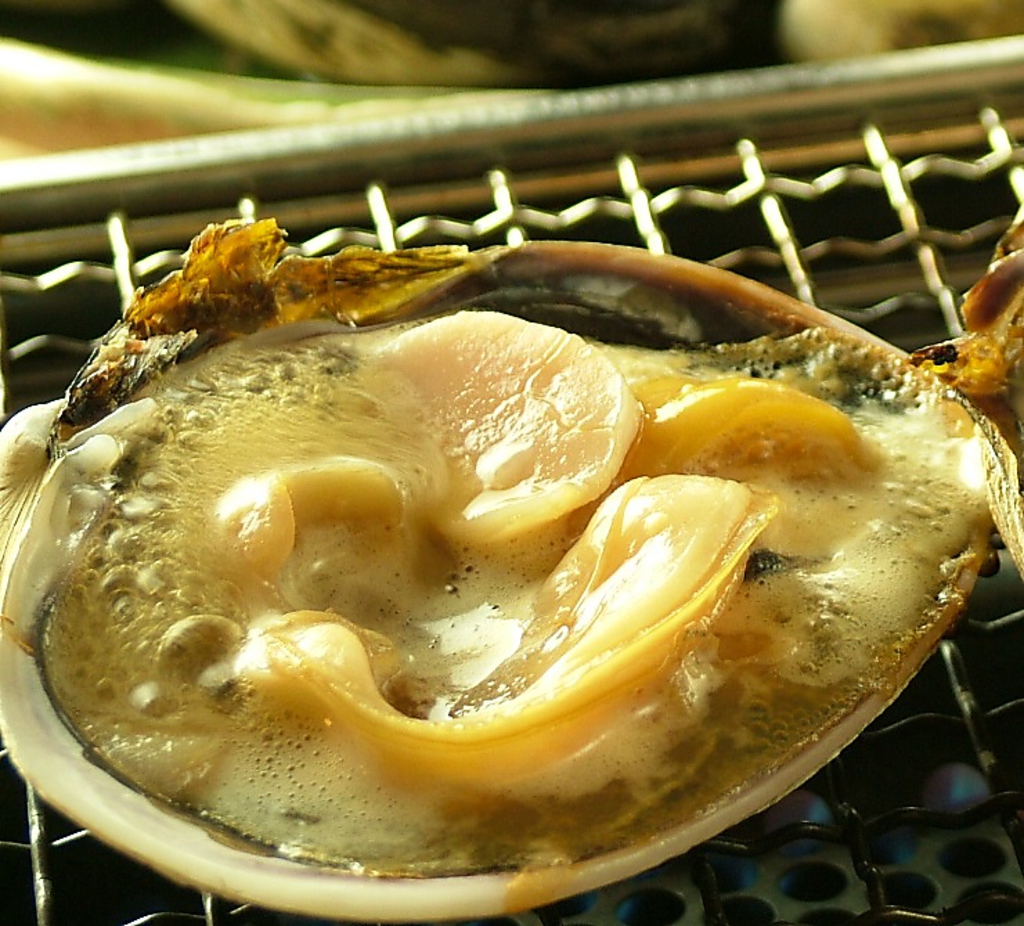 活気溢れる雰囲気と香ばしい魚介を炙る香りでついつい足が止まってしまう！