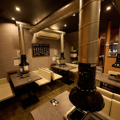 【お友達とゆったり☆】1Fには4名様卓が4卓ございます。お友達とゆったり過ごす時間にぴったりの快適なスペースです♪