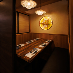 オシャレな和空間のお席。お席は広々としている為、カジュアルな接待・少人数の飲み会、デートや合コンにも人気！新橋で居酒屋をお探しでしたら、ぜひ当店へ足をお運び下さい