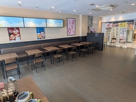広々店内には多数のテーブル席をご用意しております◎