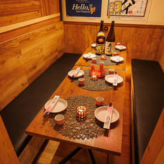 最大10名様ご利用可能なテーブル席。落ち着いた雰囲気の店内で少人数の宴会はいかがですか?女子会にも最適です。落ち着いた雰囲気で自慢のお料理をお召し上がりください!ロールカーテンや仕切り付席もございます。人数に合わせてレイアウト変更可能♪最大100名様まで貸切OK!お早目のご予約がおすすめです。