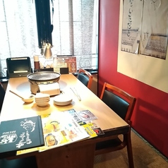 窓から光が差し込む明るい空間で、上質な和牛を堪能。換気設備も万全のテーブル席は、大切な方との語らいや、少人数での焼肉パーティーにおすすめです。新鮮な食材を丁寧に下処理し、最高の状態でお届けします。