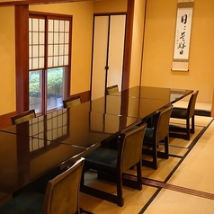 【会席料理】西の館：全６部屋　定員２名様から20名様　全ての個室から日本庭園を望めるわけではございません。ご予約組数・人数に応じてお部屋を決めている為、個室のご指定ができかねます。予め、ご了承ください。