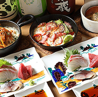 鮮魚の刺身盛り合わせや麻醤麺など、多彩な料理とお酒◎