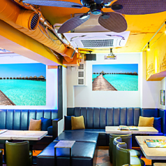 【グレースバリ六本木 バハマール 2F】着席15～60名、立食15～80名。ソファータイプのオシャレなパーティー会場です！プロジェクタースクリーン2台とモニター4台、カラオケも完備◎パーティーの雰囲気に合わせた、照明のカラー変更も可能！