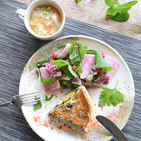 スイーツとセットでお得なハーフサイズが食べれます♪