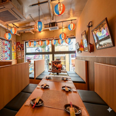 【中規模のご宴会にも♪】2階には広めの6名様掛けテーブル席を3卓ご用意！中規模の会社宴会や、ご家族でのお食事、各種打ち上げなど様々なシーンに対応可能です◎駅近で集合や解散にも大変便利で、幹事様も安心♪美味しいお料理とお酒を囲んで楽しい時間を！