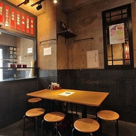 中人数の集まりにも最適なテーブル席完備◎