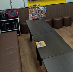 (最大8名)仲良しグループでの利用にもぴったり！周囲を気にせずゆったり歌って過ごせる8名様用ルームです♪アットホームな空間で存分におくつろぎいただけます！、