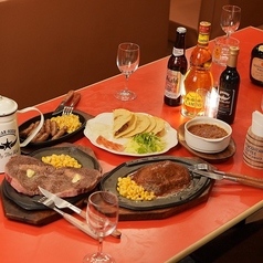 おひとり様での気軽なお食事や、お仕事帰りのちょっとした飲みの席として座りやすいカウンター席を3席ご用意しております◎ボリューム満点のお肉料理＆美味しいお酒で、疲れを癒し明日への活力をチャージしてください！