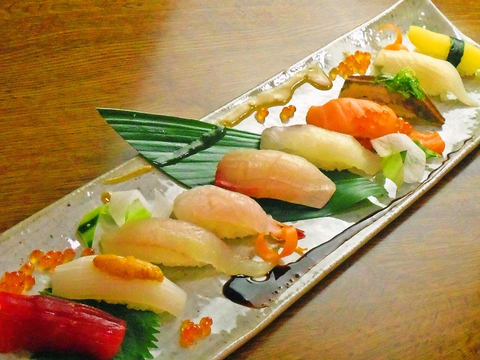五島列島の厳選食材を使ったにぎりのほか、創作一品理が味わえるお寿司屋さん。