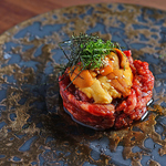 厳選した生肉に国産の濃厚な生雲丹をのせた和牛ユッケ。ねっとりと贅沢な味わいをお楽しみください。