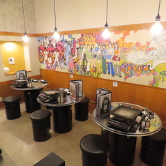 奥のお座席にもウォールアートをバックにしたお席をご準備しております。写真映え間違いなし!