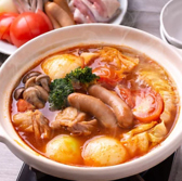 女性に大人気！当店自慢の特製トマト鍋は、濃厚な甘みが凝縮した完熟トマトを贅沢に使用。魚介や鶏肉の旨みを、ハーブとガーリックが香る特製スープが引き立てます。見た目も華やかで、デートや女子会にぴったり！トマトに含まれるリコピンで美容と健康もサポート。罪悪感なく楽しめるヘルシーさが魅力です。