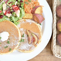 バターミルクパンケーキプレート 無花果サラダ-ラズベリードレッシング-