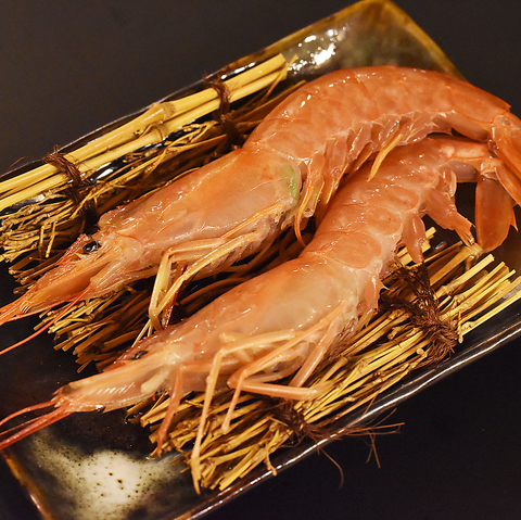 京都市場直送の新鮮魚介を豪快な浜焼きで。 昼も夜も楽しめる海鮮酒場「マル都水産」