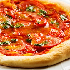 ３種トマトとフレッシュバジルのガーリックピザ