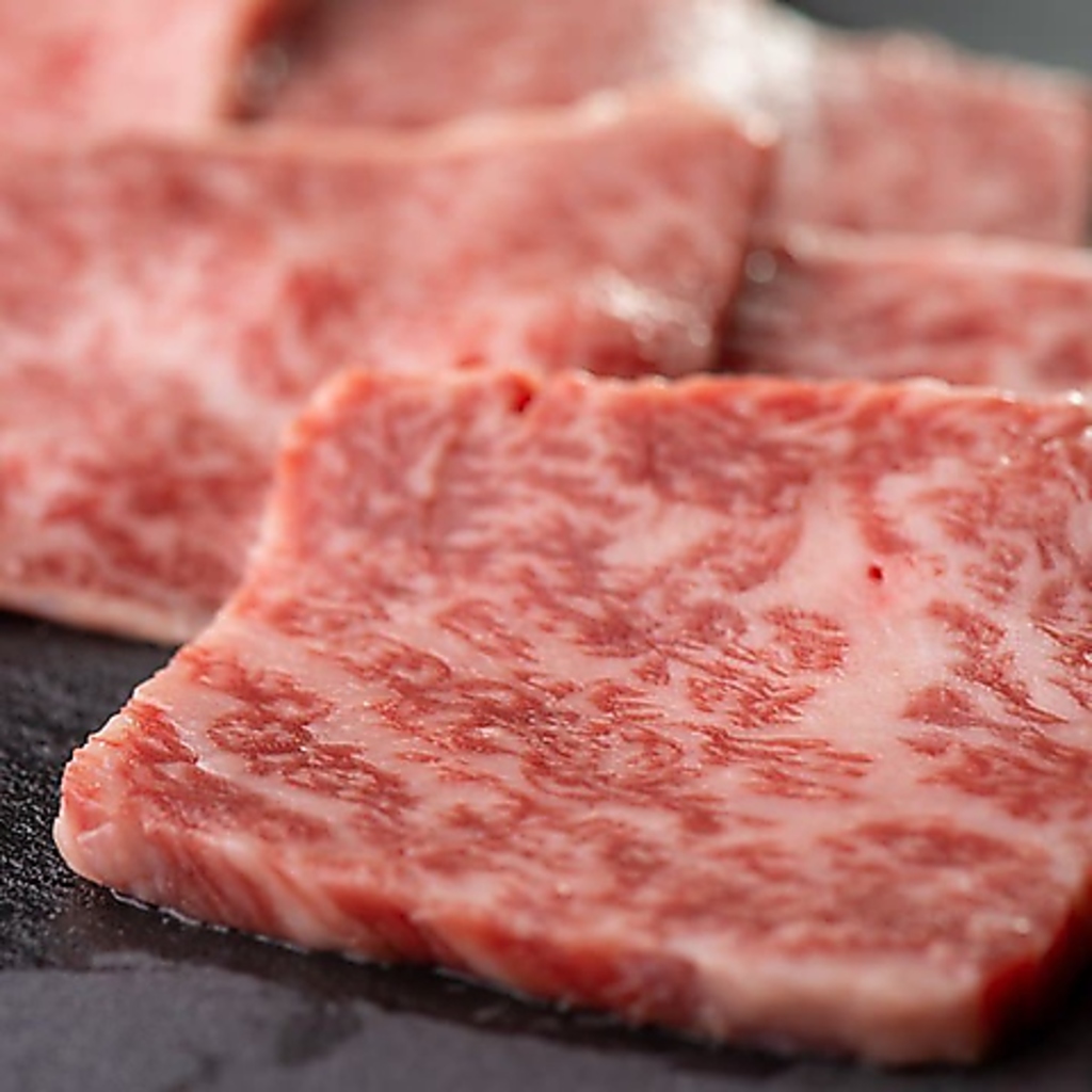七輪で焼く肉の香ばしさ、ムラのない焼き上がり。炭火で、焼く。だからこの匂い、この味、この舌触り