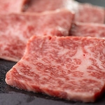 七輪で焼く肉の香ばしさ、ムラのない焼き上がり。炭火で、焼く。だからこの匂い、この味、この舌触り