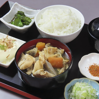 鮮度抜群！直送もつを使用した自慢の「特製もつ煮込み」