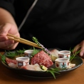 【熊本・長野直送！極上の馬刺し盛り】新鮮な馬肉を、熊本・長野から直送。タンのコリっとした食感、赤身の旨み、ふたえごの脂の甘み、とろけるトロ馬刺し、香ばしさが魅力のローストホースなど、部位ごとの個性を一度に楽しめる贅沢な一皿です。鮮度抜群だからこそ味わえる本来の美味しさをぜひご堪能ください。