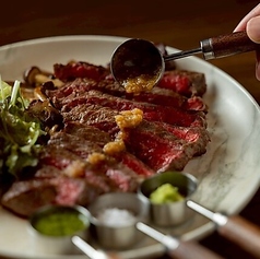 厳選された九州産赤身肉を使ったステーキ