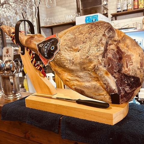 店内に置かれた迫力満点の生ハム原木　生ハムと一緒にお酒も進みます♪