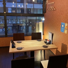 落ち着いた和の情緒が漂う、上質な雰囲気に包まれたプライベート空間。周囲の視線を気にすることなく、ゆったりと心ゆくまでお過ごしいただける個室を完備しております。