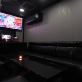 【喫煙所/分煙段取り】結婚式2次会でご利用いただく際に、おタバコ吸われる方にもお楽しみいただけるよう、喫煙所/分煙段取りし、タバコを楽しむ方にも配慮しています。分煙段取りが整っているため、非喫煙者の方も快適に過ごせる環境を提供。皆様が安心して楽しめるパーティーを実現します。