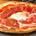 料理メニュー写真&nbsp;生ハムと半熟卵のPIZZA