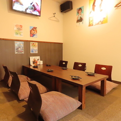 座敷席は半個室です座敷席4テーブルを使った貸切仕様お客様のご要望でお席のカスタマイズも可能♪